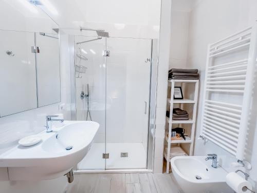 玛格丽塔萨沃亚a Casa di Gi'的白色的浴室设有水槽和淋浴。