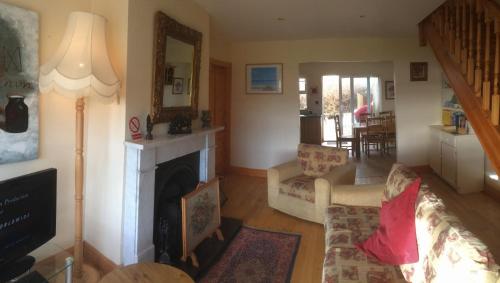 邓坎嫩比奇维尤10号度假屋的带壁炉的客厅和客厅。