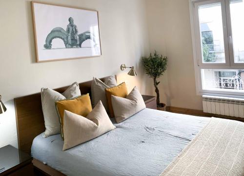 维戈塞尔塔酒店的一间卧室配有一张大床,提供许多枕头