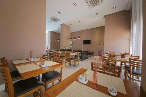 里约热内卢Suíte & Flat Premium Rio Stay - Rio Centro的用餐室配有木桌和椅子