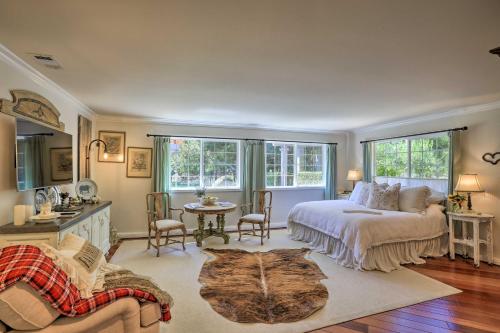 索尔万Peaceful Ranch Resort and Vineyard View, Pool Access的卧室配有一张床和一张桌子及椅子