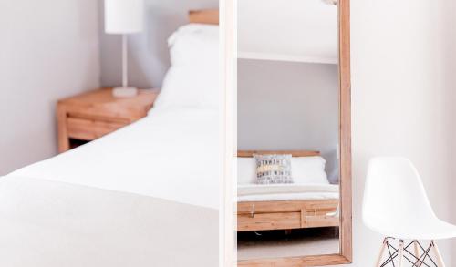 布隆方丹Warm Karoo的卧室配有镜子,位于床边