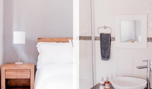 布隆方丹Warm Karoo的白色卧室设有床铺和水槽