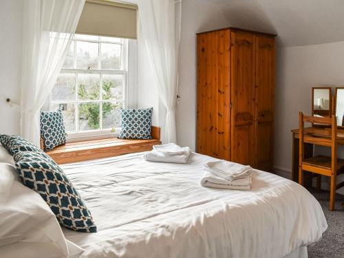 贝德格勒特Plas Gwyn的卧室设有一张白色大床和一扇窗户。
