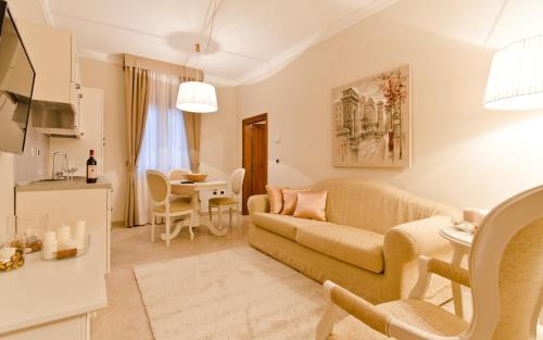佛罗伦萨迈凯实蓬腾南尼公寓的客厅配有沙发和桌子