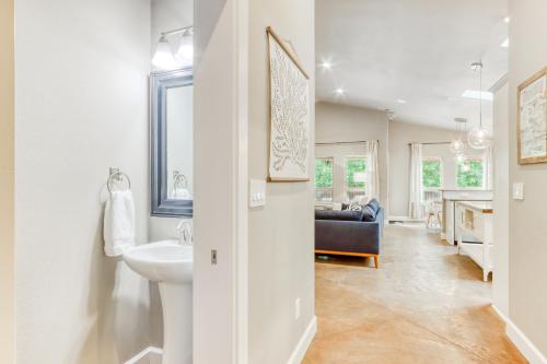 本德Murphy's Resort的白色的浴室设有水槽和镜子