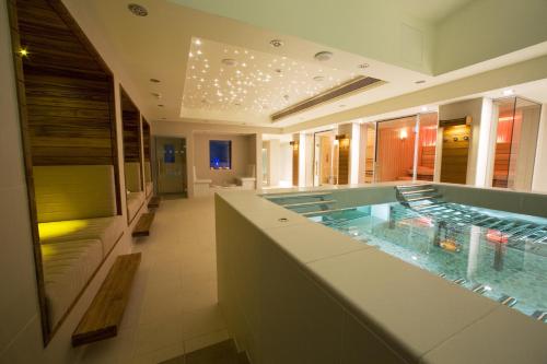 伦敦K西酒店&SPA的客房内设有一个大浴缸,