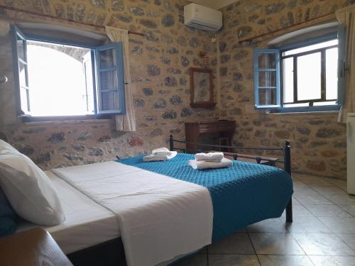 KokkalaMarathos Bay的一间卧室配有带毛巾的床