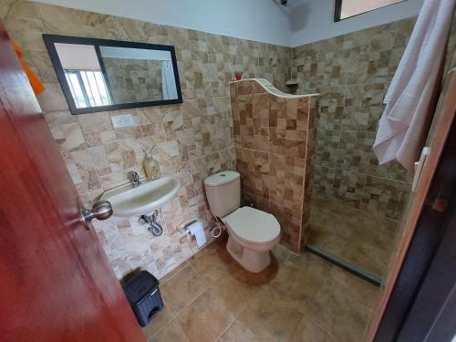 El PeñolDonde Andres Campestre - Guatape的浴室配有卫生间、盥洗盆和淋浴。