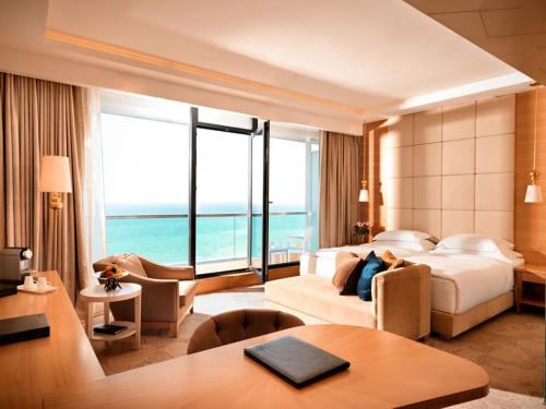 巴库比尔加海滩度假村的酒店客房设有一间带一张床和一张桌子的卧室