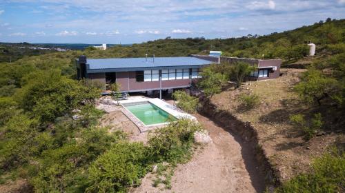 Villa San NicolásCasa de campo的享有带游泳池的房屋的空中景致