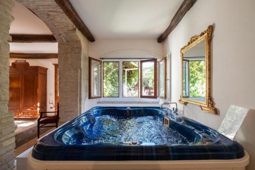夸尔图丘克里斯蒂娜科尔特旅馆的窗户客房内的大蓝色浴缸