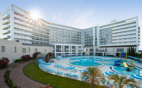 阿德勒度假和会议中心5号丽笙酒店的大型酒店,设有游泳池和度假村