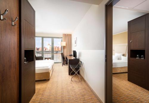 汉堡汉堡芮拉诺酒店的配有一张床和一张书桌的酒店客房