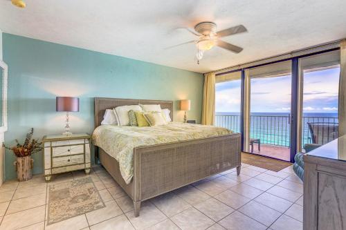 德通纳海滩海岸Peaceful Paradise的一间卧室设有一张床,享有海景