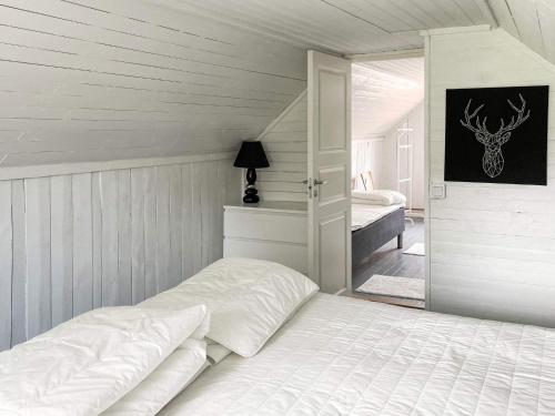 卡尔斯克鲁纳Holiday home KARLSKRONA III的白色卧室配有床和镜子