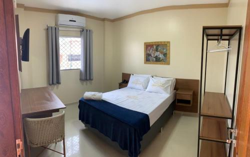 CastanhalHotel Estrela的一间小卧室,配有一张床和镜子