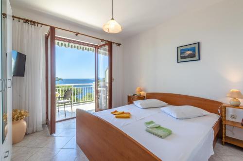 普利兹巴Apartments by the sea Prizba, Korcula - 9276的一间卧室设有一张床,享有海景