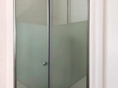 HallabroHoliday home HALLABRO的浴室里设有玻璃门淋浴