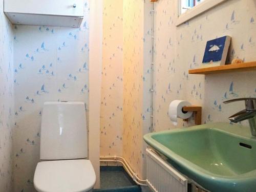 门斯特罗斯Holiday home Mönsterås VII的一间带卫生间和水槽的浴室