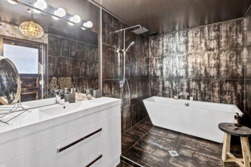 NgunguruWaterfront Sunsets Studio的浴室配有白色水槽和浴缸。