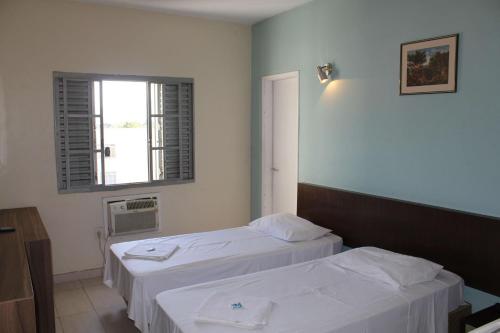 雷森迪埃斯皮冈皇宫酒店的酒店客房设有两张床和窗户。