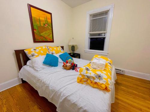 威尔明顿Home sweet home in the heart of Wilmington.的一间卧室配有黄色和蓝色枕头的床