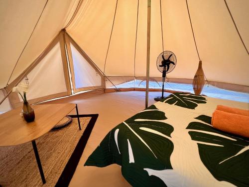 阿瓦托鲁瓦艾特莫阿纳山林小屋的帐篷内一间卧室,配有一张床