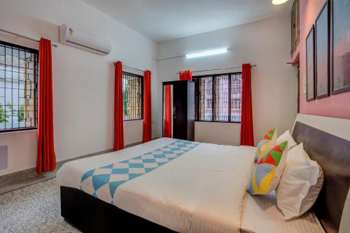 布巴内什瓦尔OYO Home Jaam's Home Stay的一间卧室配有一张带红色窗户的大床