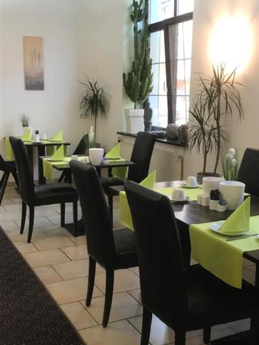 奥格斯堡法尔克奥格斯堡高德纳酒店的用餐室配有桌椅和石灰绿色桌子