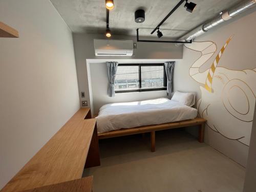 东京ART HOTELS SHIBUYA的一间小卧室,配有床和窗户