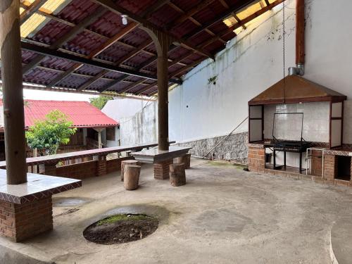 库埃察兰德尔普罗格雷索Posada Quetzalin的户外庭院设有长椅和壁炉