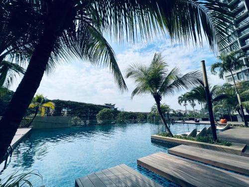 吉隆坡Kama Homestay @Wangsa Maju的度假村内棕榈树游泳池