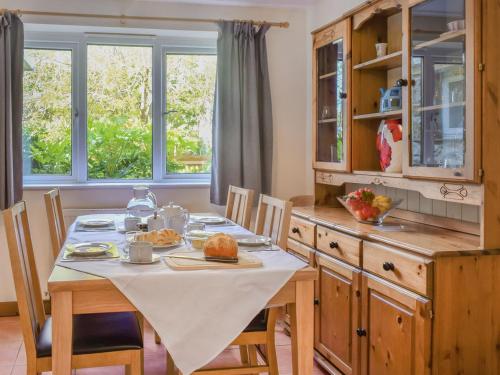 波斯科诺Gladys Orchard-uk38933的厨房配有一张桌子,上面有白色的桌布