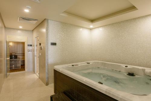 吉达Sunset Jeddah的客房内的浴室设有大浴缸