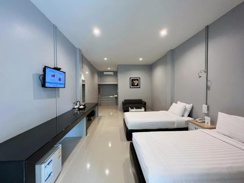美塞美塞酒店的酒店客房设有两张床和一台平面电视。
