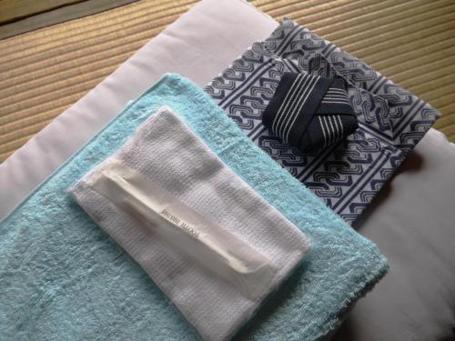 高野山金剛三昧院日式旅馆的坐在桌子上一对餐巾