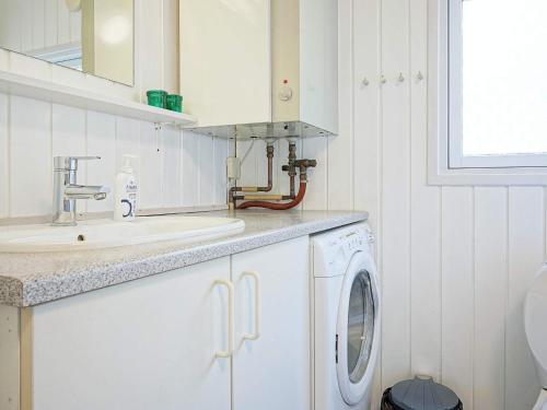 维斯特索马肯Holiday home Aakirkeby XIV的白色的厨房配有水槽和洗衣机