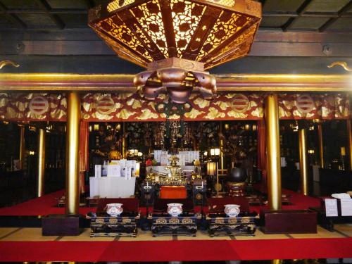 高野山金剛三昧院日式旅馆的建筑中带吊灯和桌子的房间