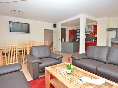 奥斯赛拜-塞林Strandhus Sellin - Apt. 01的客厅配有沙发和桌子