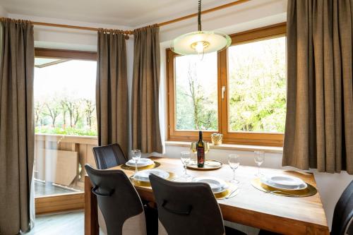 滨湖采尔阿兹特公寓酒店的一间带桌椅和窗户的用餐室
