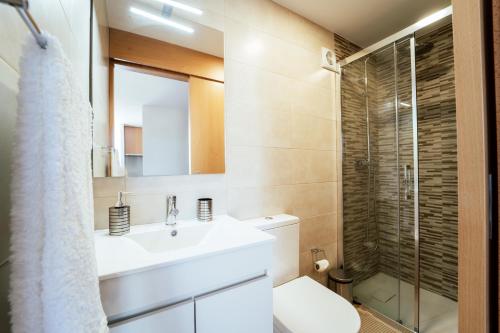 维埃拉·多米尼奥Canastro do Vidoeiro的浴室配有白色水槽和淋浴。