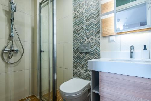伊斯坦布尔Sleek Flat in Kagithane with Terrace的浴室配有卫生间、盥洗盆和淋浴。