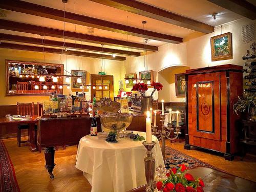 霍恩-巴特迈恩贝格西尔本穆勒森林酒店的一间设有一张桌子的房间,上面有蜡烛