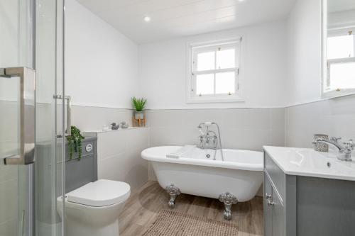 圣安德鲁斯Skye Sands - City Road Residence - Central St Andrews的带浴缸、卫生间和盥洗盆的浴室