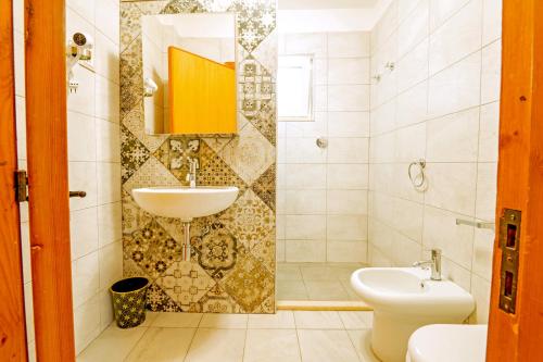 维耶斯泰Villa Ulimare Family Residence的一间带水槽和卫生间的浴室