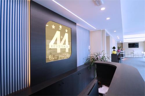 布奇纳斯科Blu Hotel的大厅,在大楼墙上有标志