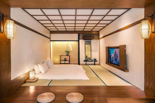 湄林蒙查温泉旅馆的一间带大床和电视的卧室