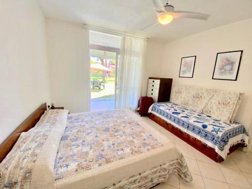 毕博纳的码头Appartamenti Marinetta的一间卧室设有一张大床和一个窗户。