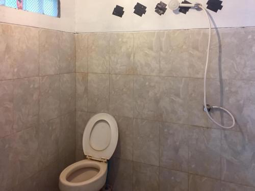 班达亚齐Olala Bungalows And Restaurant Mitra RedDoorz的一间带卫生间和淋浴的浴室